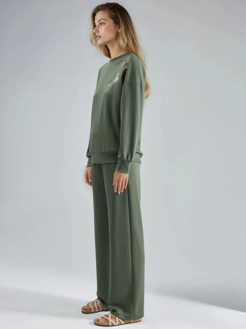 هيكاب طقم قطعتين من سويت شيرت بياقة دائرية مطرز وبنطلون مستقيم من مجموعة بيرسان